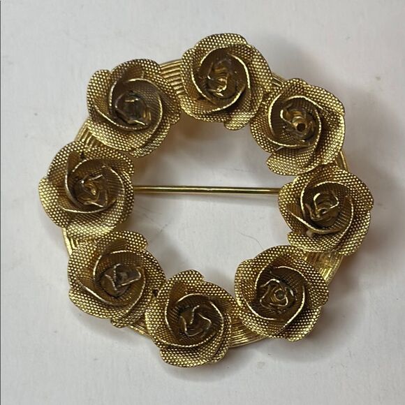 Vintage Jewelry - Vintage Gold Tone Textured Rose Circular Wreath Brooch 1950s/1960s